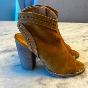 Dolce Vita Natasha saddle suede open toe high heeled bootie with side zip. 6.5M